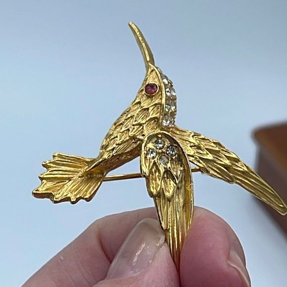 Vintage golden hummingbird in flight brooch - Picture 4 of 7